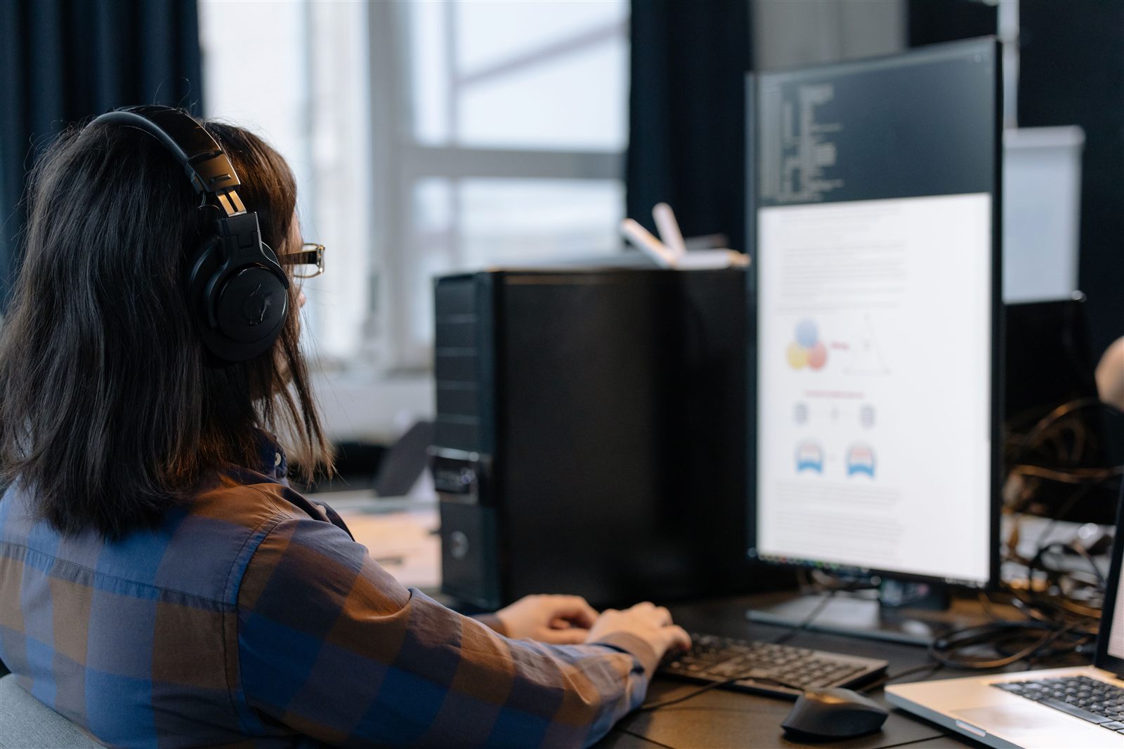 Employee working focused and uninterrupted at a modern workstation